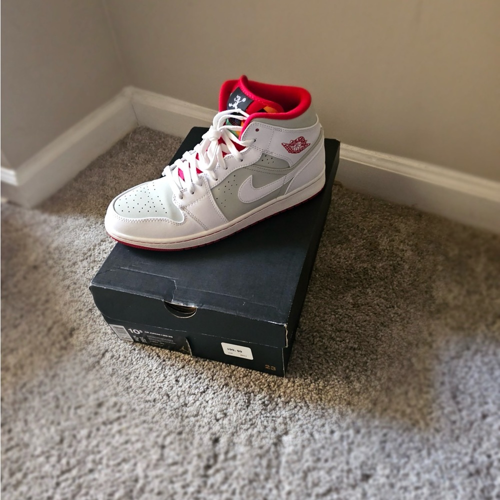Retro Jordan 1s
Size 10.5
Pre-Owned, Great Condition & Original Box